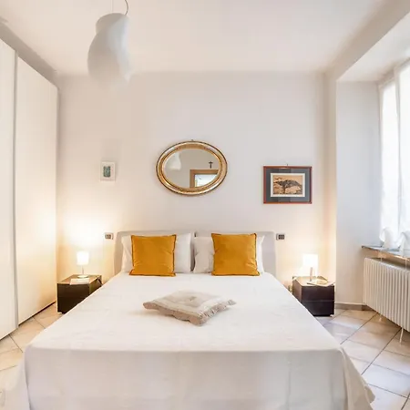 Lägenhet Guesthost - Cosy 200m From Como-borghi Station Como