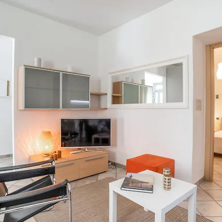 Guesthost - Cosy 200m From Como-borghi Station Apartamento Como