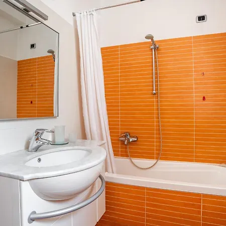 Guesthost - Cosy 200m From Como-borghi Station