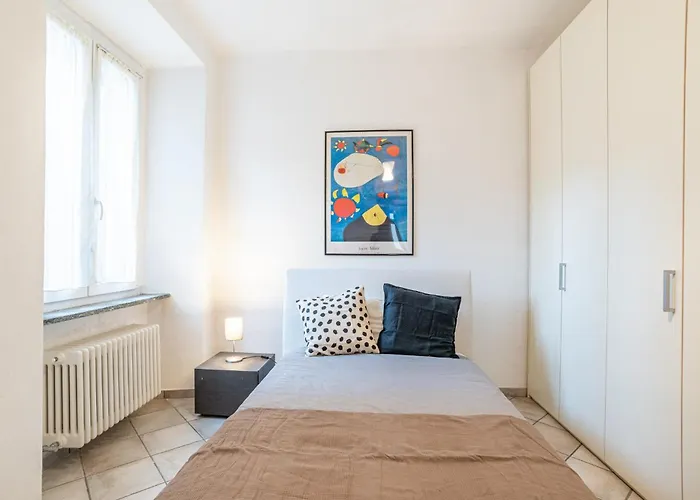 Guesthost - Cosy 200m From Como-borghi Station Апартаменты *