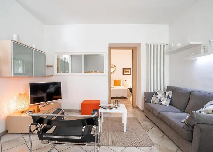 Guesthost - Cosy 200m From Como-borghi Station *