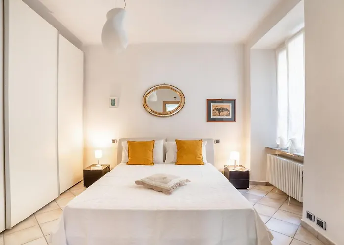 Апартаменты Guesthost - Cosy 200m From Como-borghi Station Комо