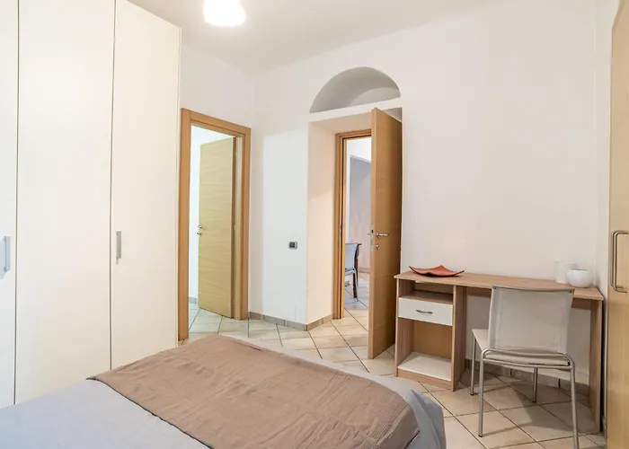 Guesthost - Cosy 200m From Como-borghi Station Апартаменты Комо
