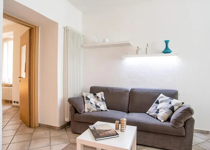 Guesthost - Cosy 200m From Como-borghi Station Комо