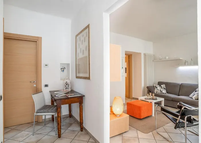 Guesthost - Cosy 200m From Como-borghi Station Комо