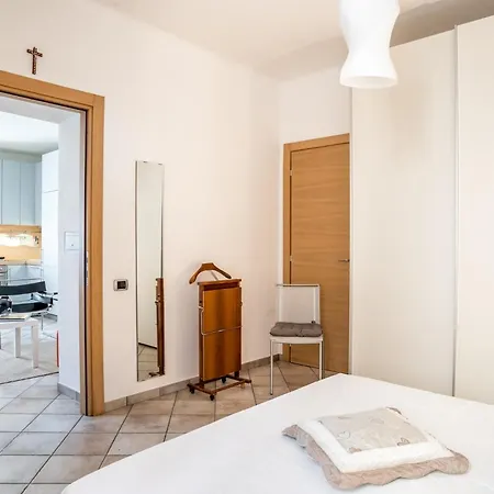 Guesthost - Cosy 200m From Como-borghi Station Apartment Como