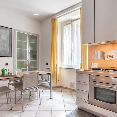 Guesthost - Cosy 200m From Como-borghi Station Lägenhet *
