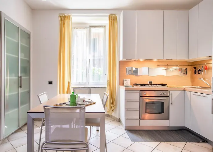 Apartment Guesthost - Cosy 200m From Como-borghi Station