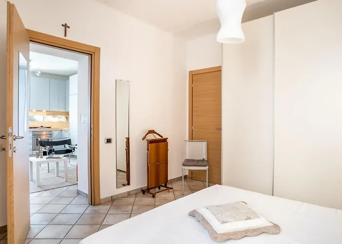 Guesthost - Cosy 200m From Como-borghi Station Apartment Como