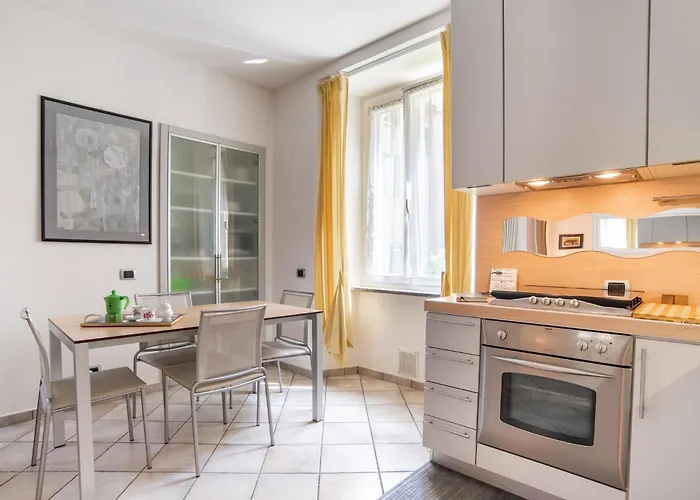 Guesthost - Cosy 200m From Como-borghi Station Apartment *