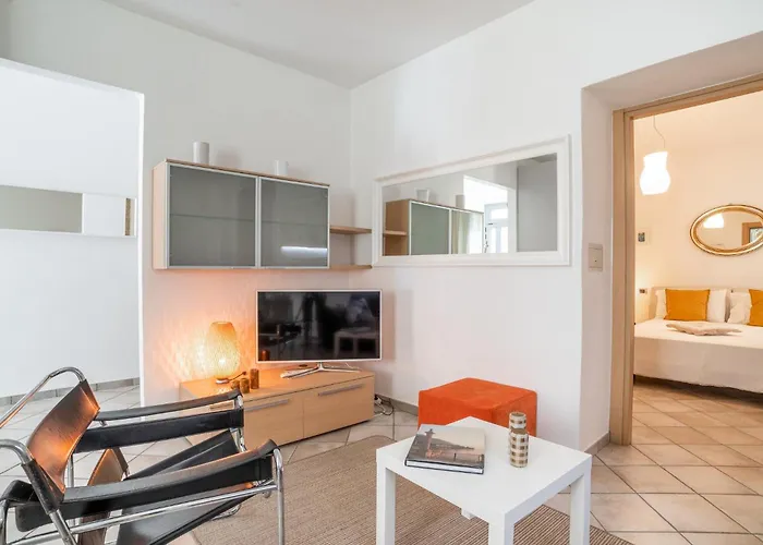 Guesthost - Cosy 200m From Como-borghi Station Apartment Como