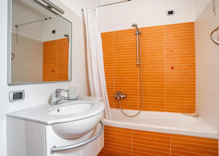 Guesthost - Cosy 200m From Como-borghi Station