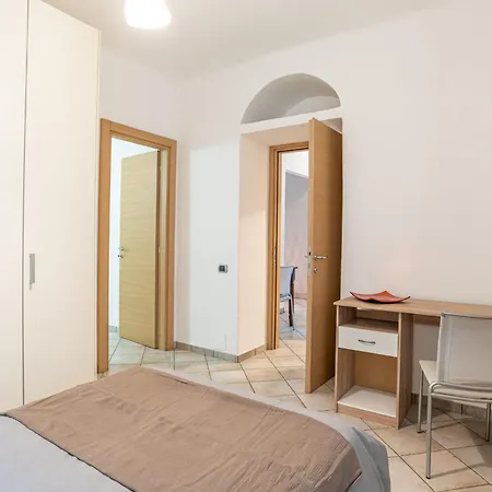 Guesthost - Cosy 200m From Como-borghi Station 아파트 코모