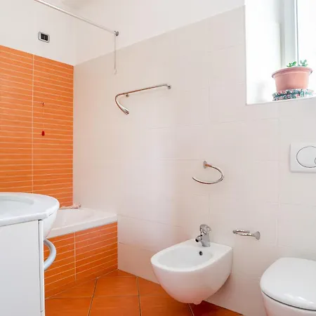 Guesthost - Cosy 200m From Como-borghi Station