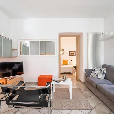 Guesthost - Cosy 200m From Como-borghi Station *